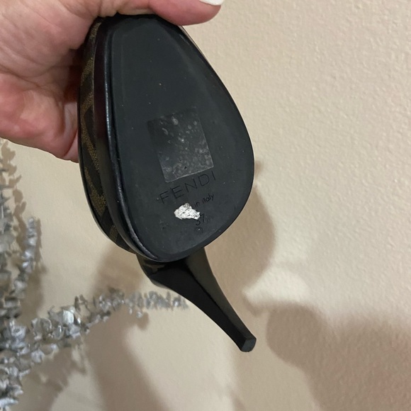 Fendi woman’s shoe size 37 in great condition with box - Picture 3 of 10